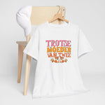 Oversized wit t-shirt op houten hangertje met kleurrijke tekst- en hondenprint