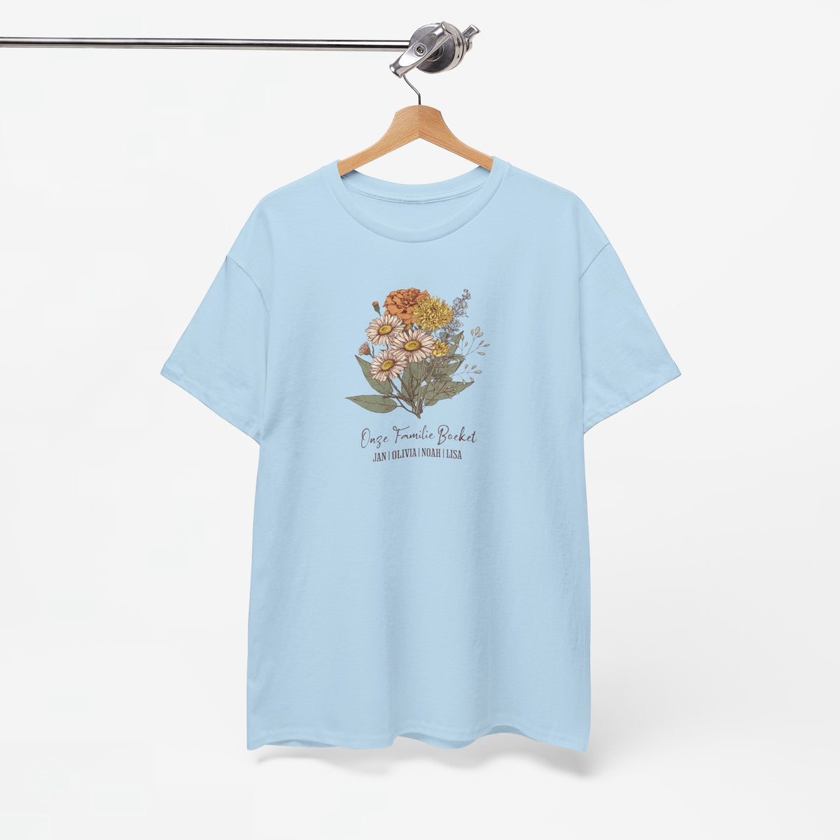 Lichtblauw T-shirt aan kledinghanger, met bloemenboeketprint en tekst