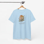 Lichtblauw T-shirt aan kledinghanger, met bloemenboeketprint en tekst