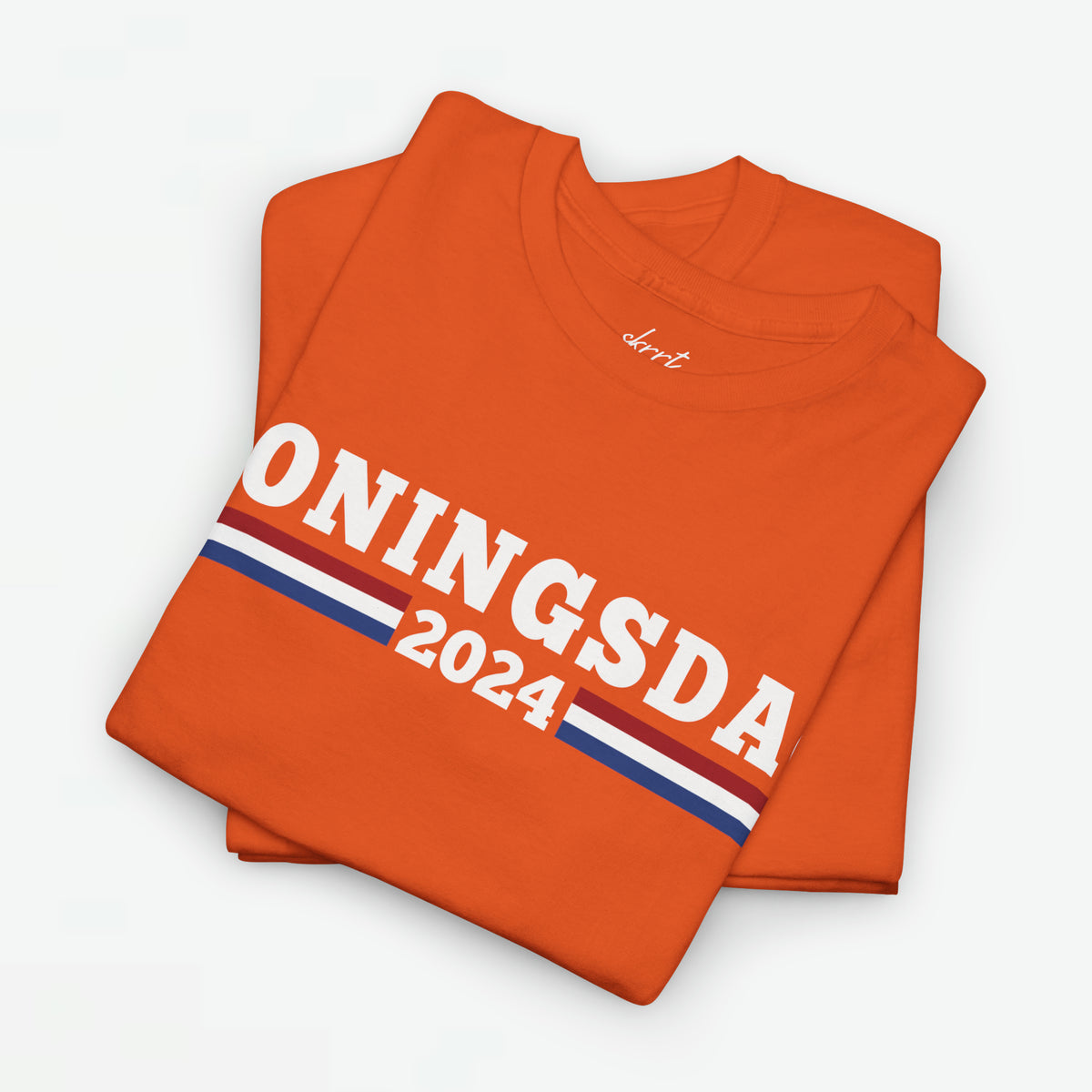 Oranje heren T-shirt opgevouwen, grote witte 'KONINGSDAG 2024' print