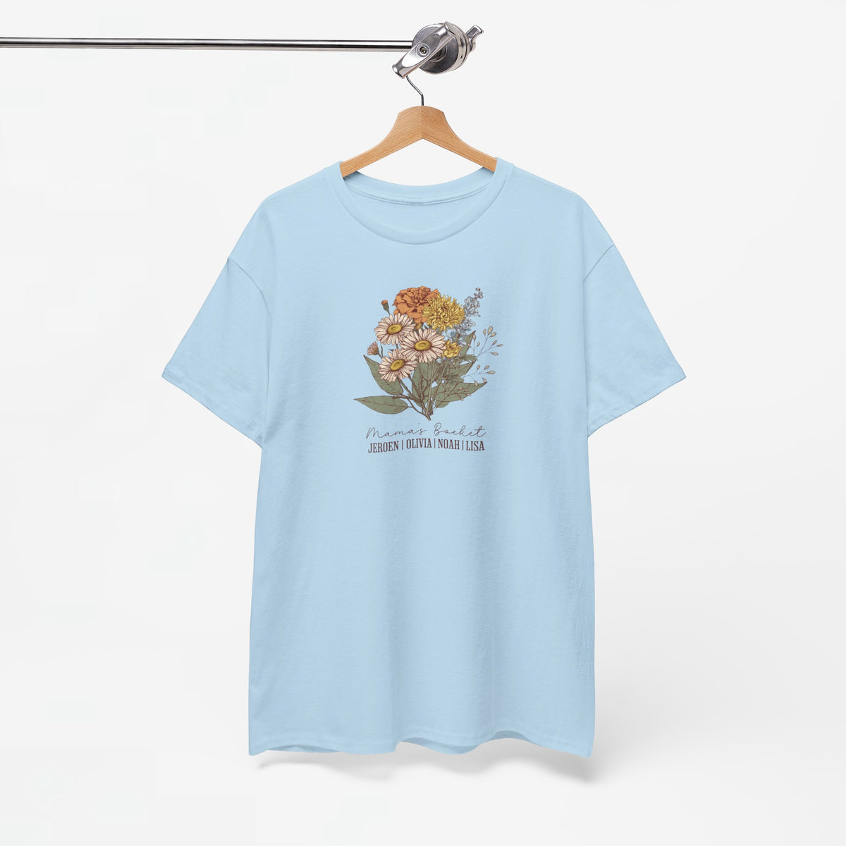 Lichtblauw T-shirt met bloemenboeketprint, hangend aan een hanger