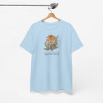 Lichtblauw T-shirt met bloemenboeketprint, hangend aan een hanger