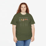 Olijfgroene t-shirt met bloemenprint en witte tekst op de borst.