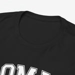 Zwarte t-shirt hals en schouder met “OMA” opdruk (gedeelte van de borstprint)