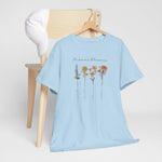 Lichtblauw T-shirt op hanger met bloemenprint en sierlijke tekst op de borst
