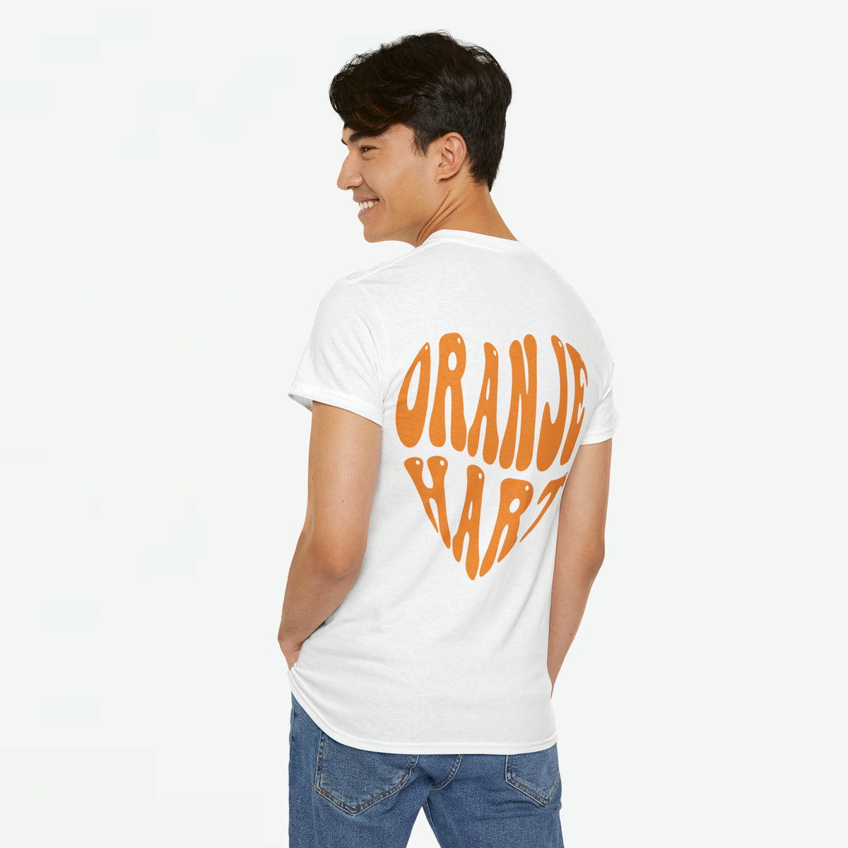 Witte heren-T-shirt met grote oranje rugprint en hartvormig ontwerp