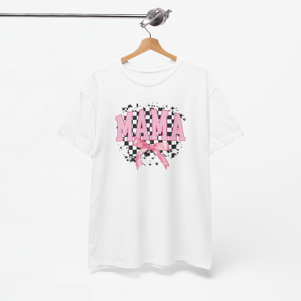 Wit t-shirt op houten hanger met opdruk MAMA en roze strik