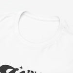 Close-up: witte T-shirt hals met subtiele biezen en deel van zwarte “In My Mom Era”-print.