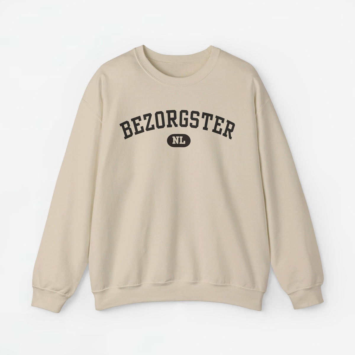 Zandkleurige trui met ronde hals en BEZORGSTER-print met NL-logo op de borst