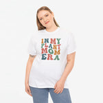 Witte oversized t-shirt met In My Plant Mom Era-tekstprint, gedragen met jeans