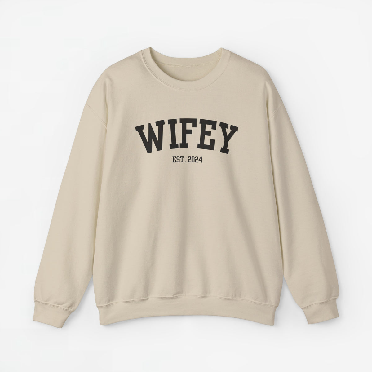 Beige sweater met opdruk 'WIFEY' en 'EST. 2024'.
