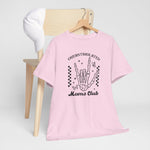 Roze T-shirt op houten hanger met handprint en 'Moms Club' tekst op de borst