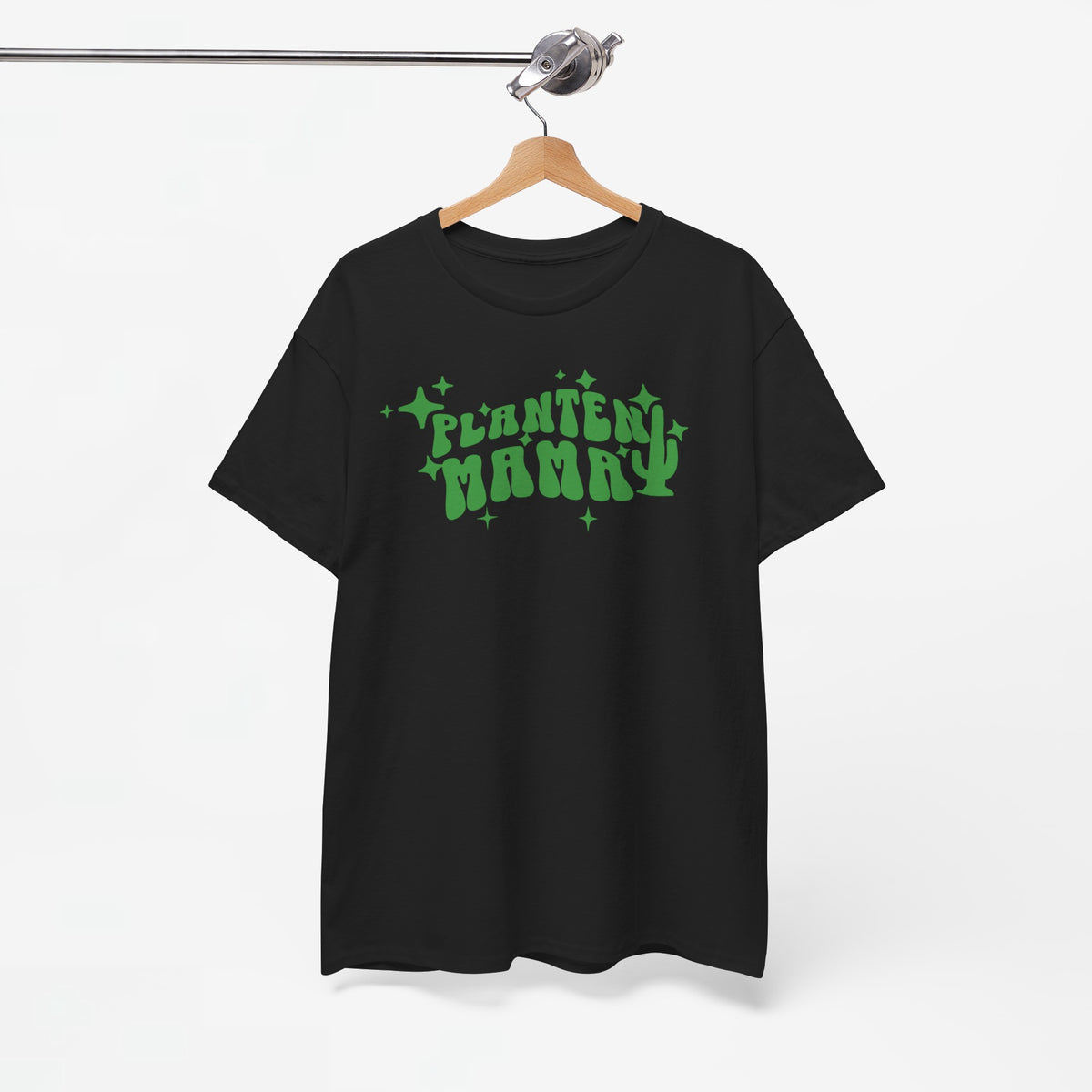 Zwart T-shirt met groene 'Planten Mamma'-print aan kleerhanger