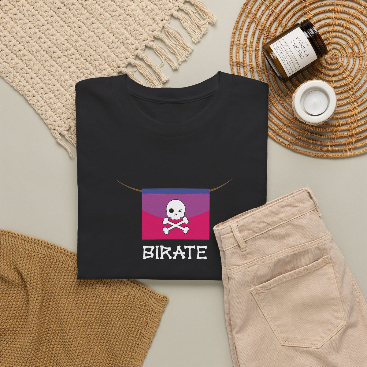 Zwarte t-shirt met pirate-schedelprint en ronde hals met paarse vlag-graphic