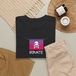 Zwarte t-shirt met pirate-schedelprint en ronde hals met paarse vlag-graphic