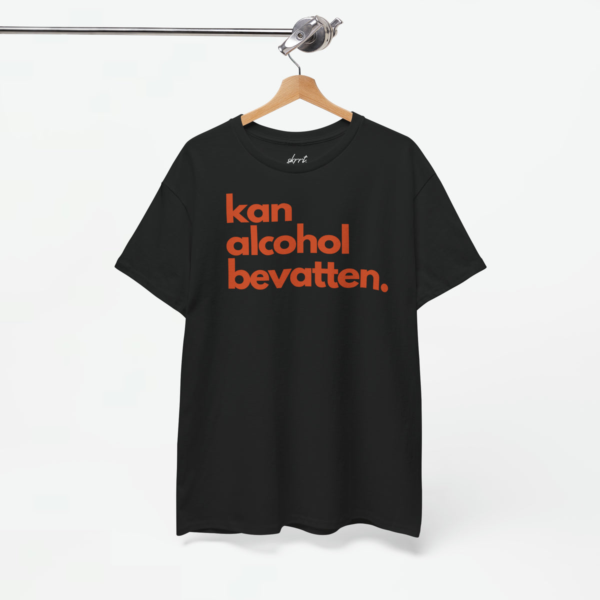 Zwart T-shirt met voorprint 'kan alcohol bevattten.'