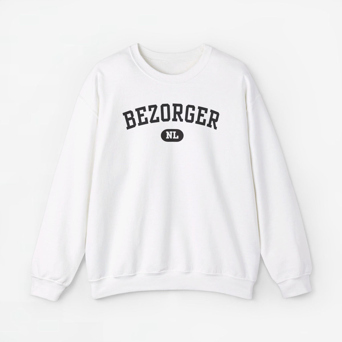 Witte trui met ronde hals en lange mouwen, BEZORGER NL print op borst.