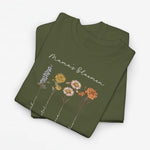 T-shirt in legergroen met bloemenprint en witte siertekst over de borst