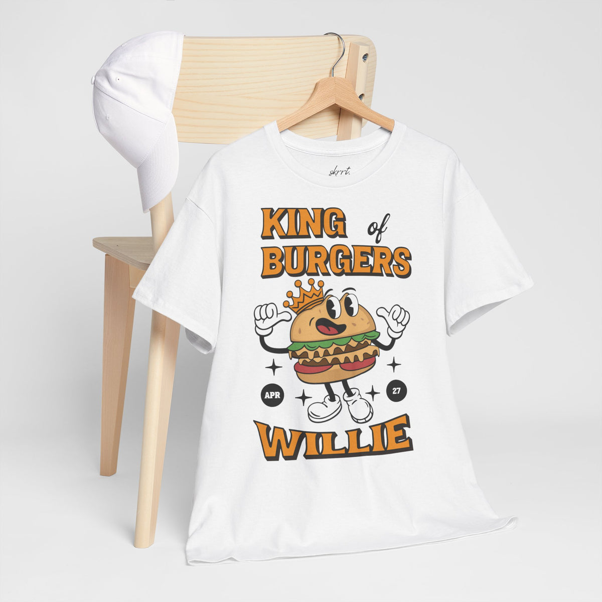 Wit T-shirt op hanger met frontprint van cartoon-burger met kroon en ‘WILLIE’