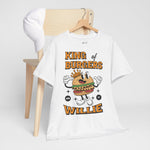 Wit T-shirt op hanger met frontprint van cartoon-burger met kroon en ‘WILLIE’