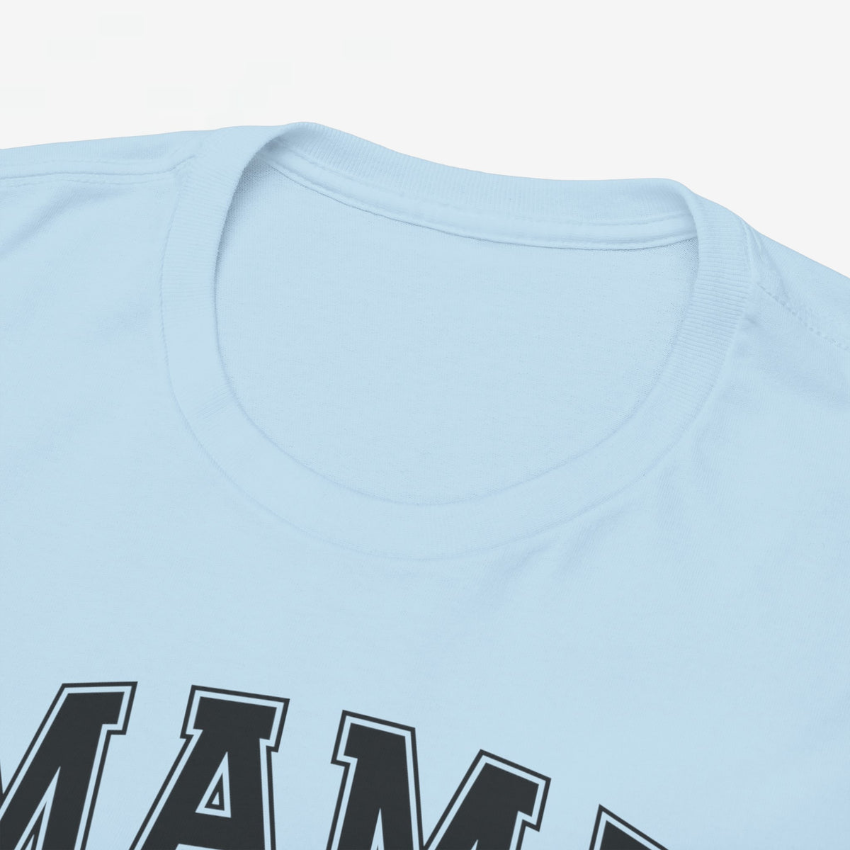 Lichtblauwe t-shirt met ronde hals en groot “MAMA” print bij de zoom
