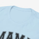Lichtblauwe t-shirt met ronde hals en groot “MAMA” print bij de zoom