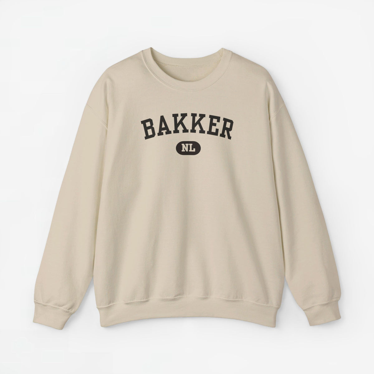 Zandkleurige sweater met ronde hals en BAKKER NL print op de borst