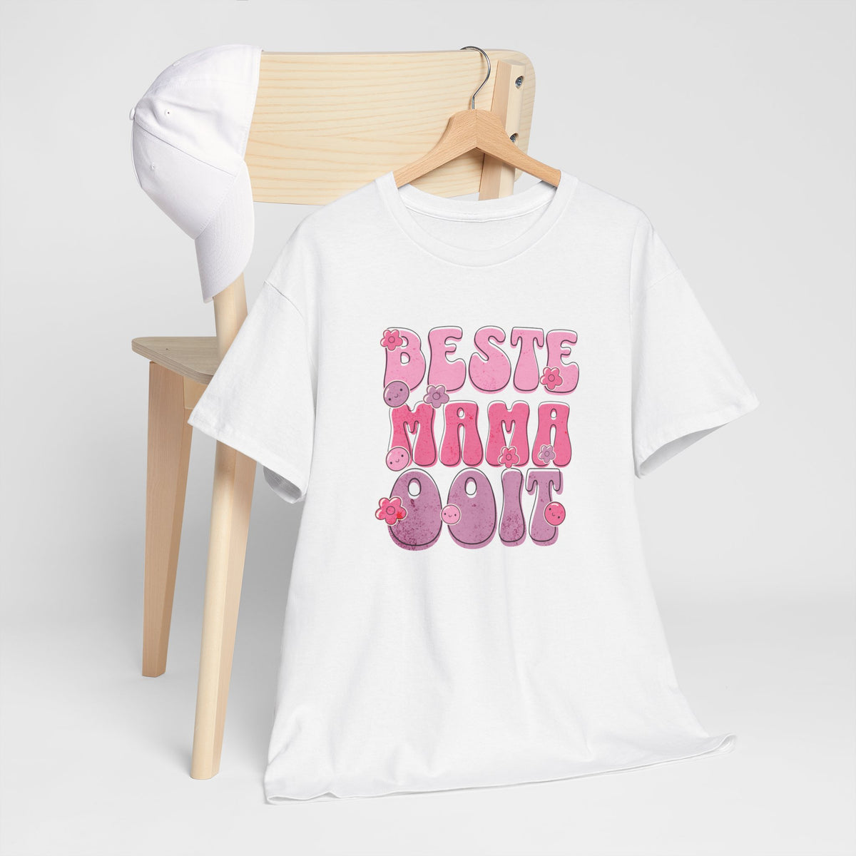 Wit oversized t-shirt met roze “BESTE MAMA Ooit”-opdruk, opgehangen aan kleerhanger