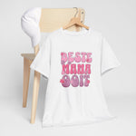 Wit oversized t-shirt met roze “BESTE MAMA Ooit”-opdruk, opgehangen aan kleerhanger