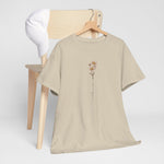 Zandkleurig T-shirt met bloemillustratie op de borst, opgehangen aan houten hanger
