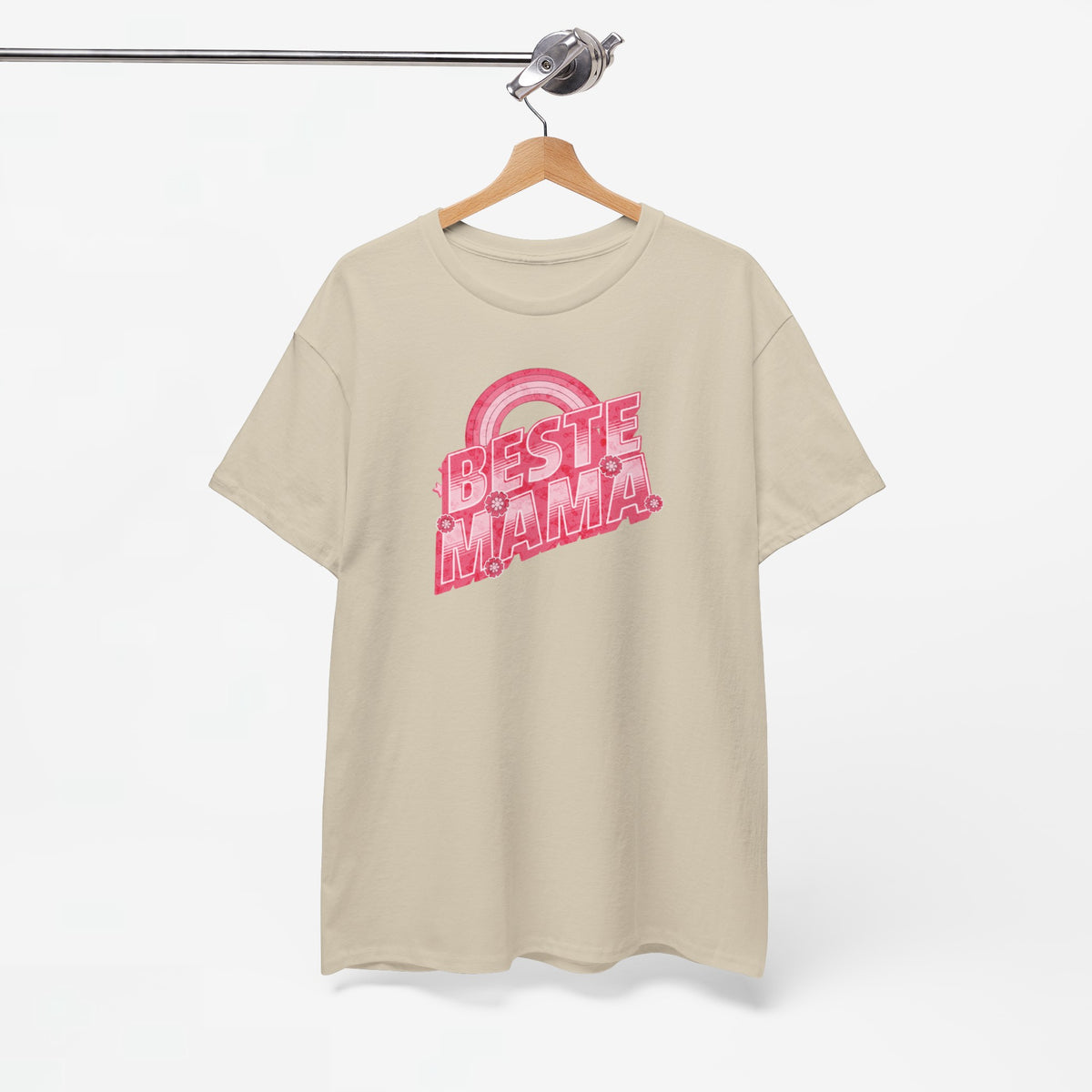 Zandkleurige T-shirt met roze “Beste Mama” opdruk, aan een houten hanger