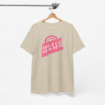 Zandkleurige T-shirt met roze “Beste Mama” opdruk, aan een houten hanger