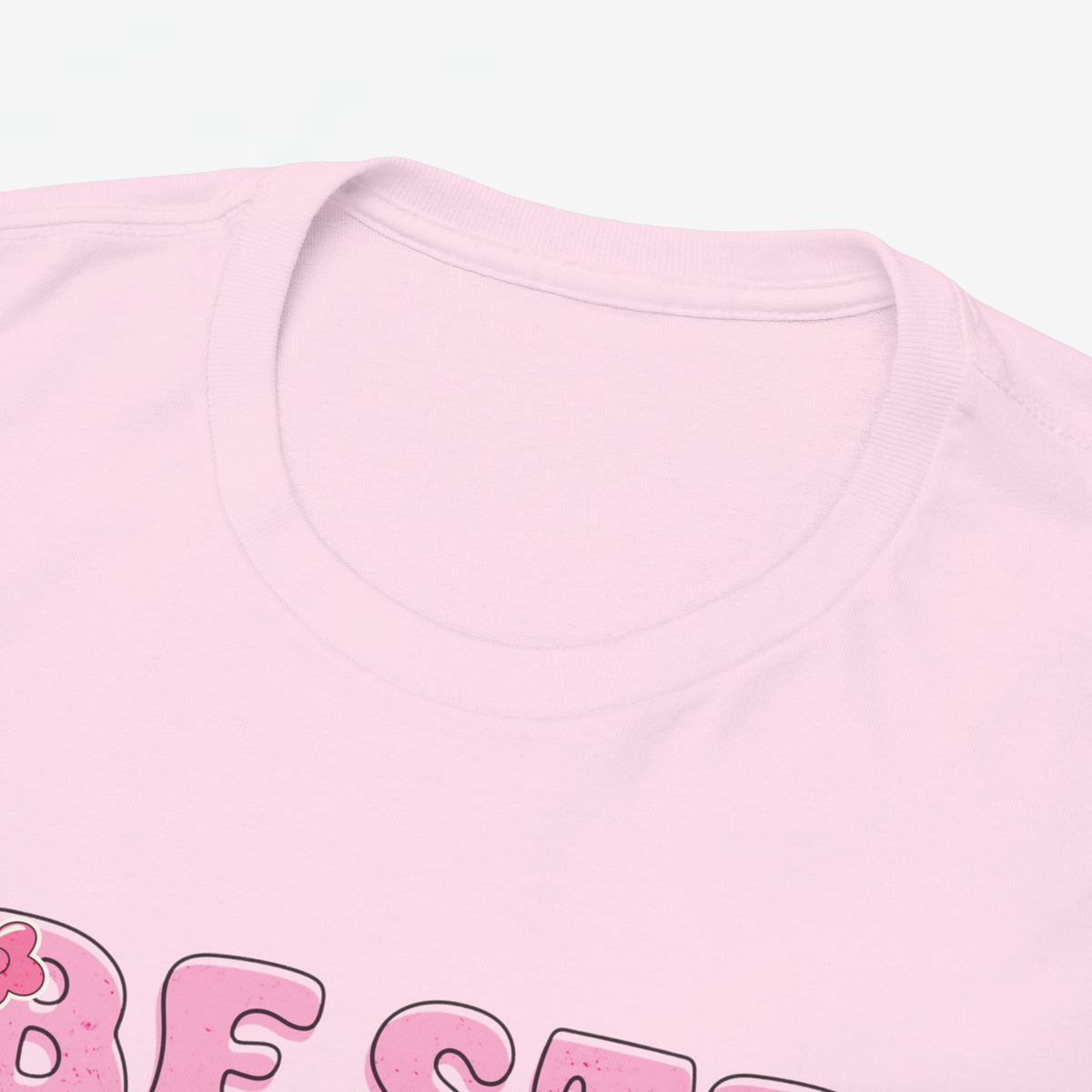 Roze T-shirt met ronde hals en gedeeltelijke 'Beste Mama Ooit' opdruk.