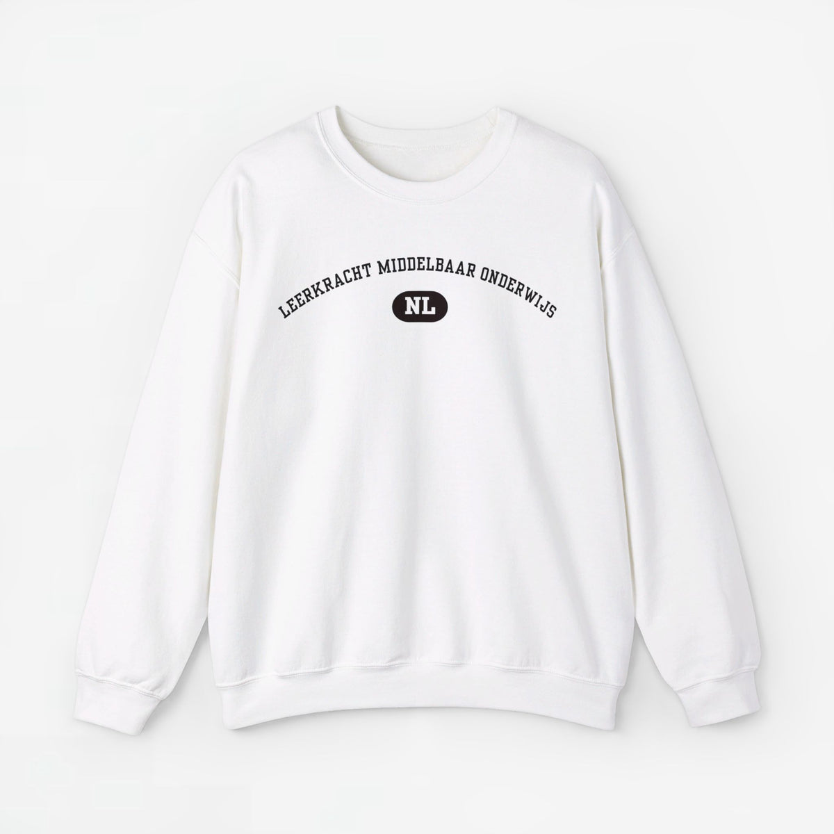 Witte trui met ronde hals en donkere tekstprint met NL-embleem.
