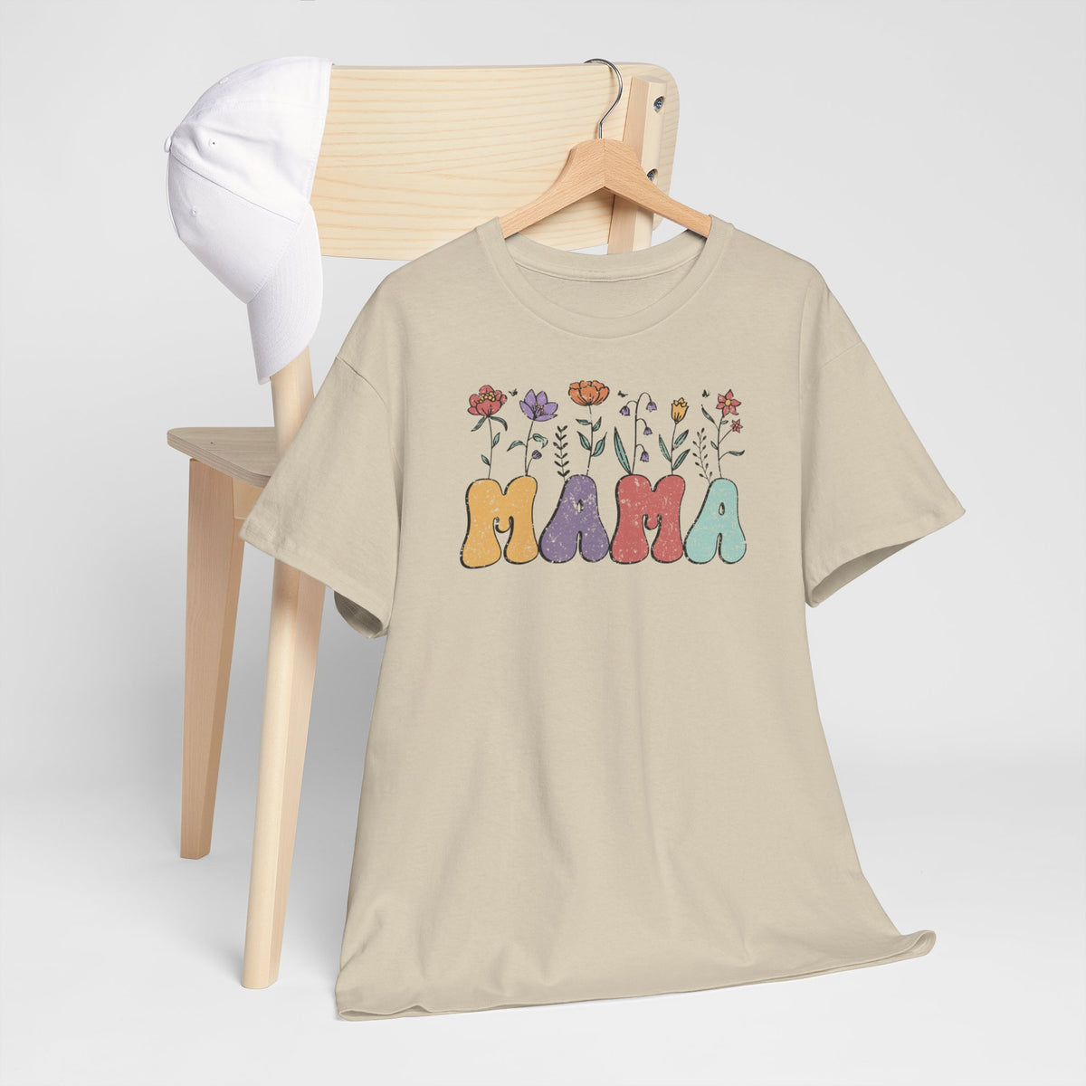 Beige oversize T-shirt met kleurrijke 'Mama' opdruk en bloemen, voorzijde zichtbaar.