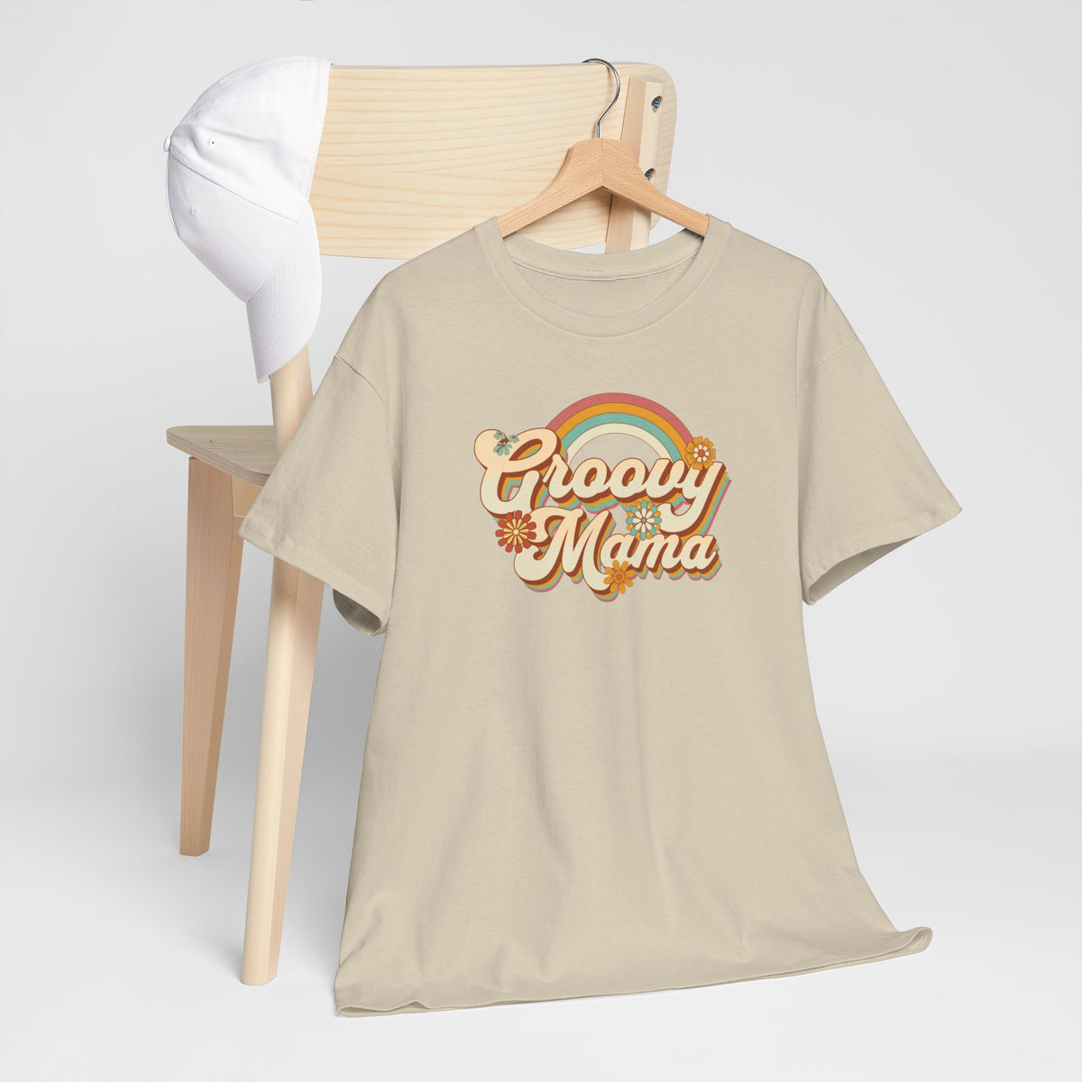 Zandkleurige t-shirt met ronde hals en 'Groovy Mama' regenboogprint, op hangers