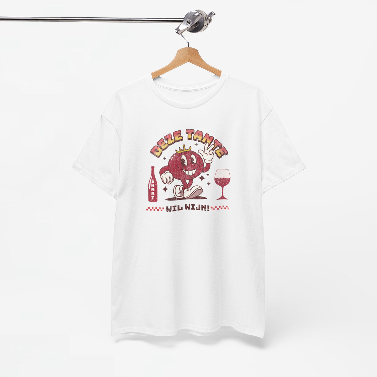 Witte T-shirt op houten hanger met rode cartoonprint en wijnglas, voorzijde
