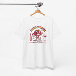 Witte T-shirt op houten hanger met rode cartoonprint en wijnglas, voorzijde