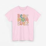 Roze T-shirt plat liggend met ronde hals en kleurrijke tekstprint “BEST MOM EVER”