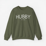 Olijfgroene sweater met borstopdruk HUBBY en EST. 2024, lange mouwen