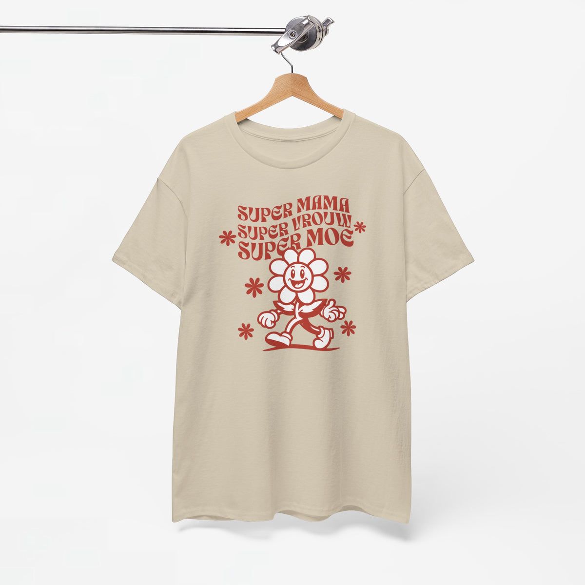 Sandkleurige oversized T-shirt met rode Moederdag-tekst en illustratie, frontaanzicht