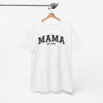 Witte T-shirt aan een houten hanger met “MAMA” en “EST. 2022”