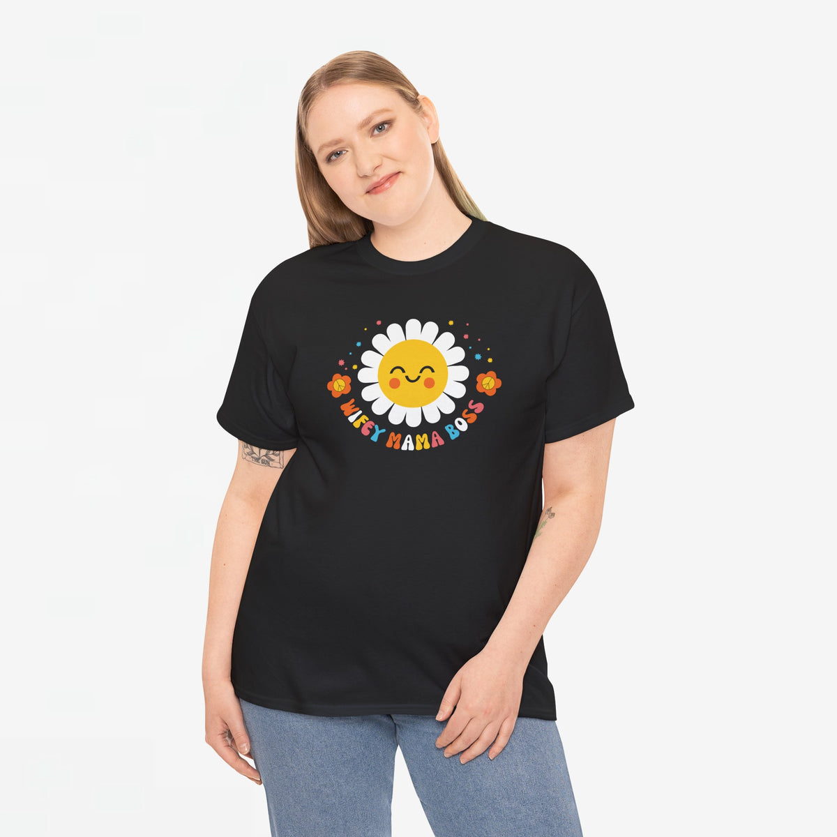 Draagmodel in zwarte T-shirt met zonillustratie en kleurrijke bloemen-letters