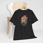 Zwarte t-shirt op houten hanger met bloemenboeket-print op de borst.