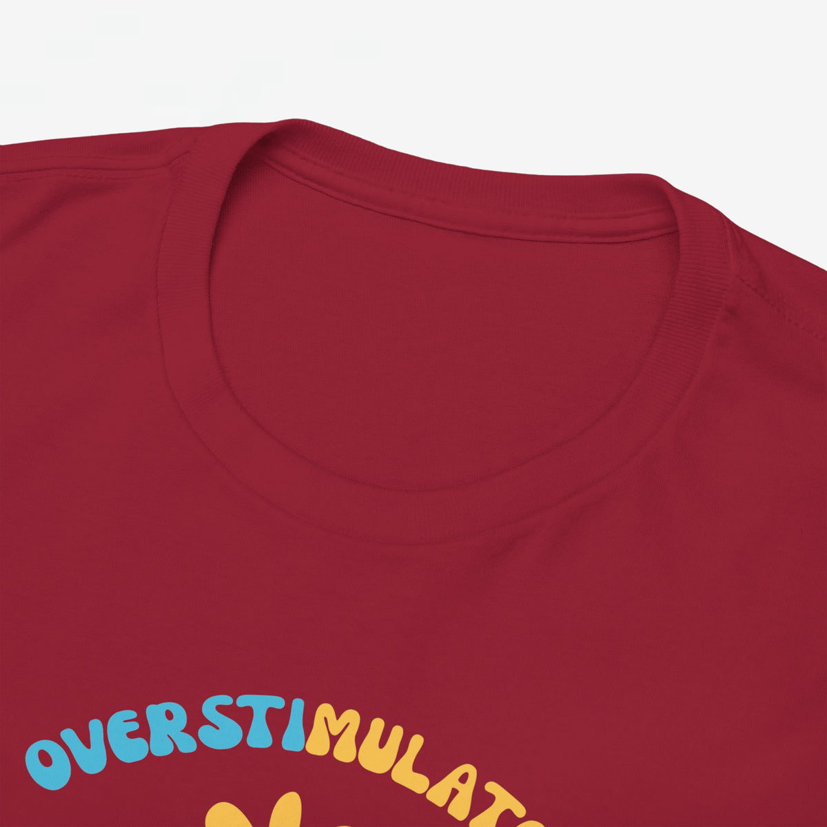 Bordeauxrode t-shirt kraag met deels zichtbare borstprint “OVERSTIMULATED”