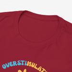 Bordeauxrode t-shirt kraag met deels zichtbare borstprint “OVERSTIMULATED”