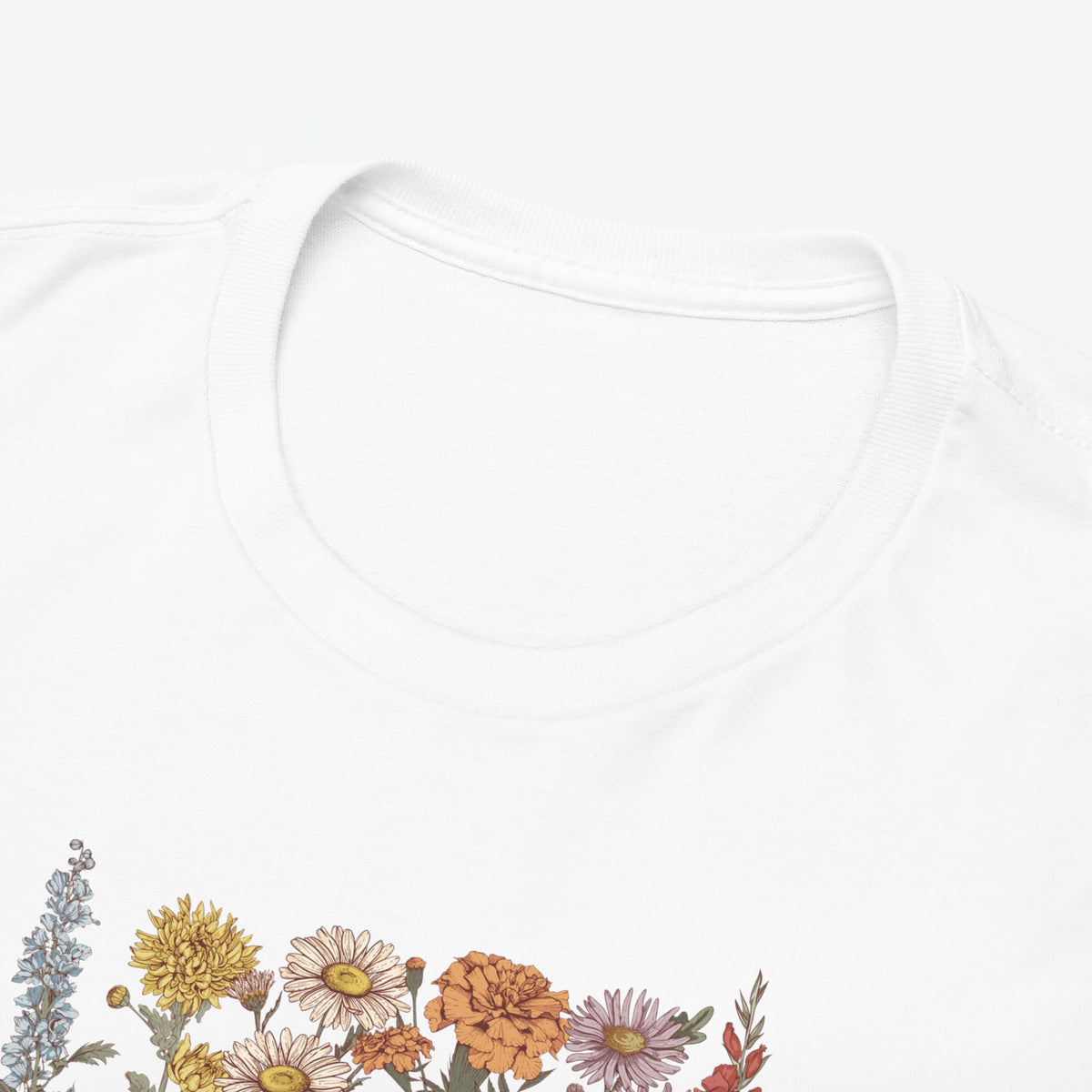 Wit T-shirt met ronde hals en bloemenprint onderaan, close-up van de kraag