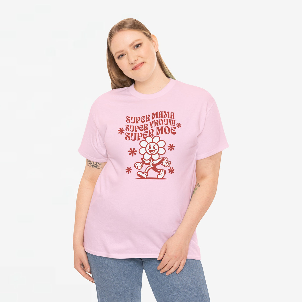 Roze oversized T-shirt met rode opdruk “Super mama, super vrouw, super moe”