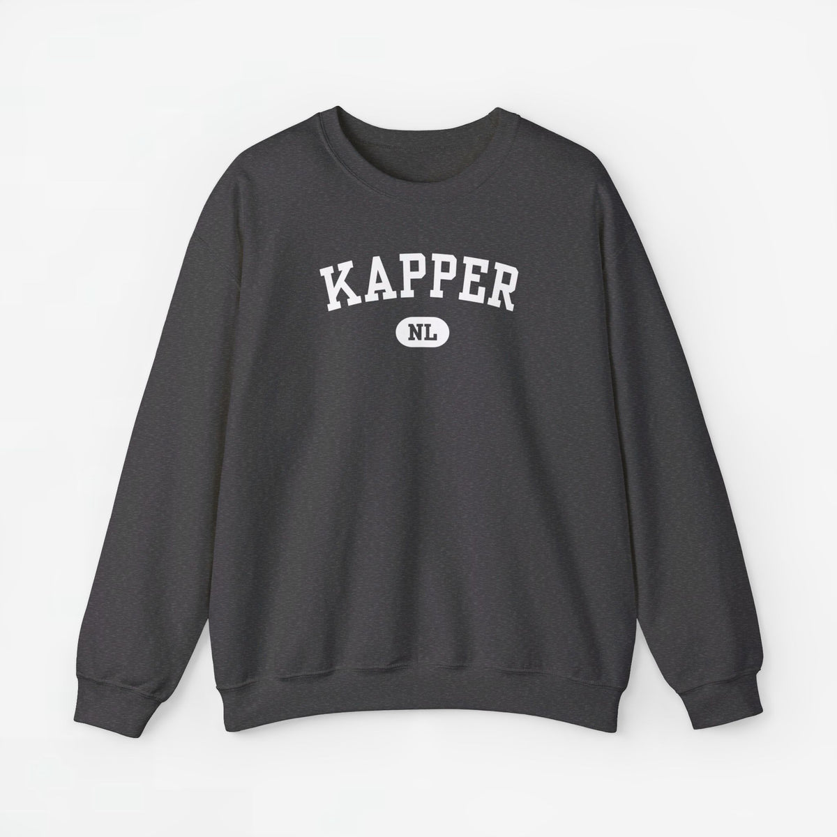 Donkergrijze sweater met ronde hals, lange mouwen en borstprint KAPPER met NL-badge.