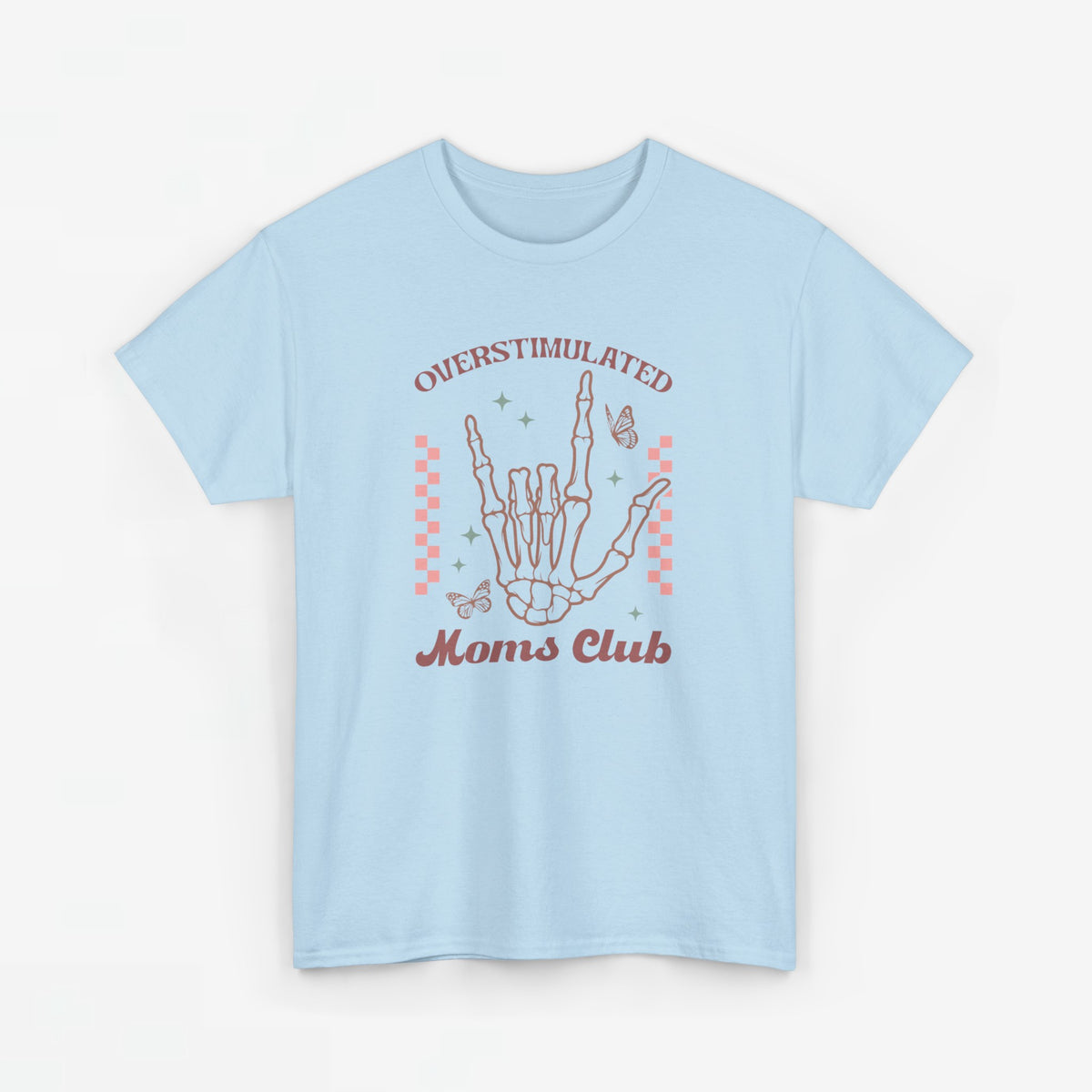 Lichtblauw T-shirt met ronde hals en borstprint “Overstimulated Moms Club”.